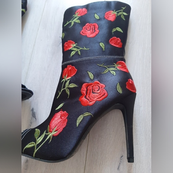 Roses 🌹 boots - Picture 2 of 4